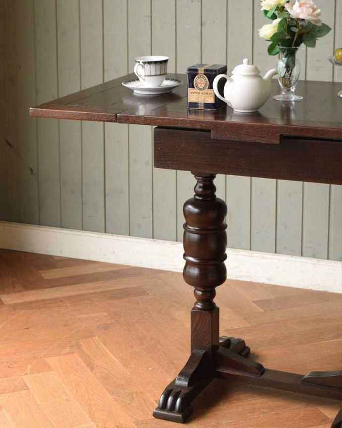 アンティークのテーブル　アンティーク家具　どこでも使えるコンパクトサイズ、英国から届いたアンティークのドローリーフテーブル。やっぱり目が行く重厚なデザインの脚バルボスレッグやパイナップルレッグと呼ばれる重厚な彫りの美しい脚が一番の特長。(q-1197-f)