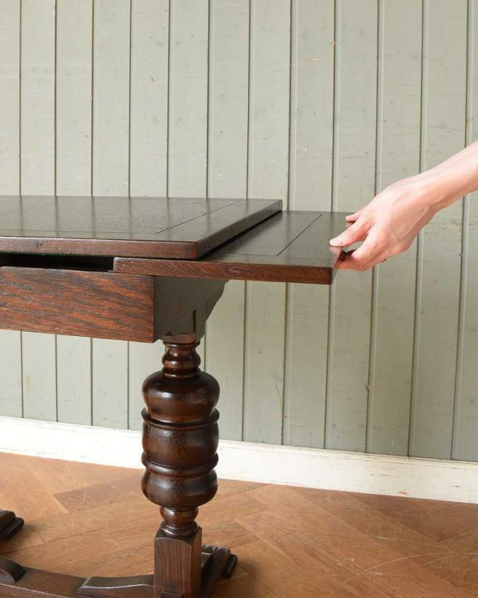 アンティークのテーブル　アンティーク家具　どこでも使えるコンパクトサイズ、英国から届いたアンティークのドローリーフテーブル。誰でもカンタン！引っ張るだけでOK。(q-1197-f)