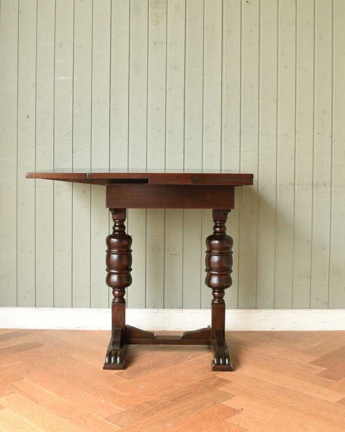 アンティークのテーブル　アンティーク家具　どこでも使えるコンパクトサイズ、英国から届いたアンティークのドローリーフテーブル。片方だけ開いてもOK片方のリーフだけを開くとこんな感じ。(q-1197-f)