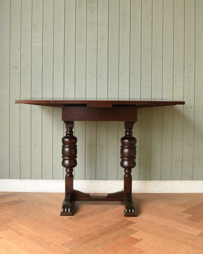 アンティークのテーブル　アンティーク家具　どこでも使えるコンパクトサイズ、英国から届いたアンティークのドローリーフテーブル。両方開くと大きなサイズ！家族が増えた時やみんなが集まった時、両方のリーフを開けば大きなサイズに。(q-1197-f)
