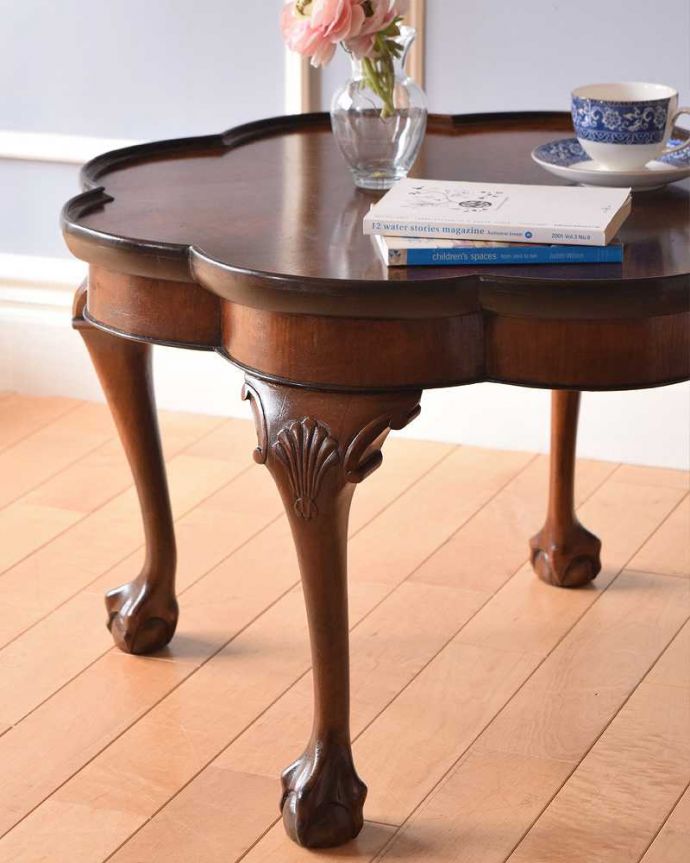 アンティークのテーブル　アンティーク家具　お花の天板が可愛い、アンティーク　コーヒーテーブル。凝った彫りの入った脚のデザイン脚のデザインだけ見ても、アンティークらしさが感じられるんです。(q-1198-f)