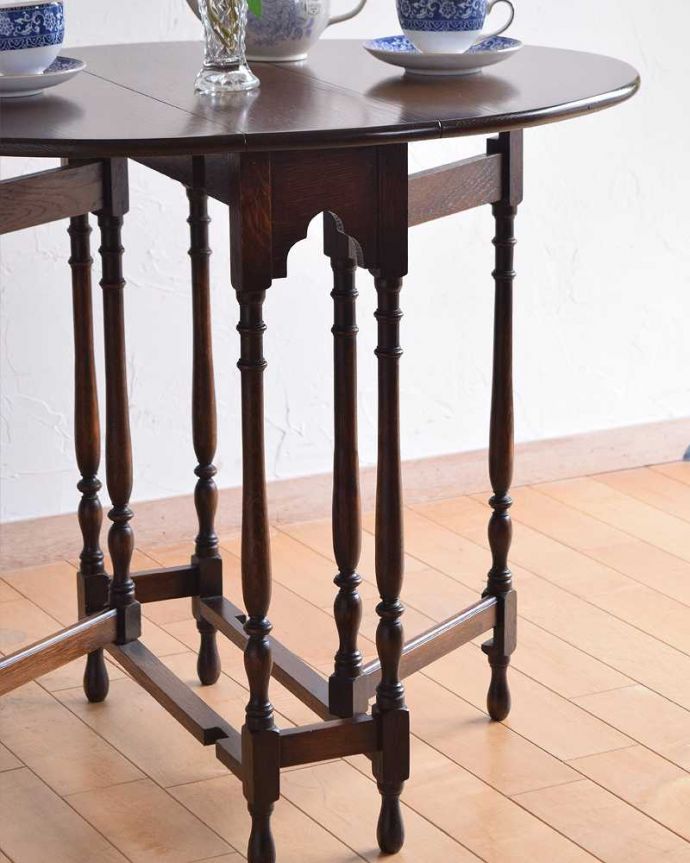 アンティークのテーブル　アンティーク家具　華奢な脚が美しいアンティークゲートレッグテーブル。英国らしい美しい脚･･･落ち着いた雰囲気なので、和室でもお使いいただけますよ。(q-1204-f)