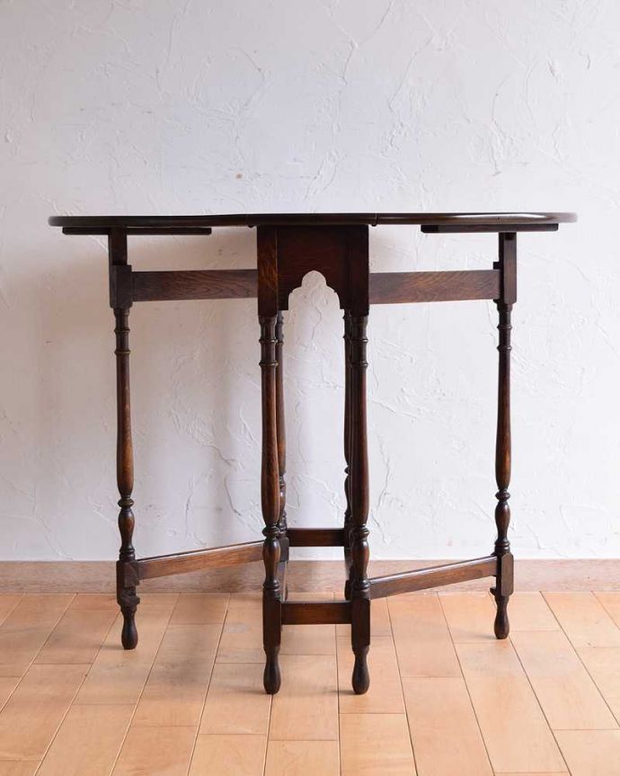 アンティークのテーブル　アンティーク家具　華奢な脚が美しいアンティークゲートレッグテーブル。両方開くとこんな感じ足元のデザインが凝っていて組み脚のようになっています。(q-1204-f)