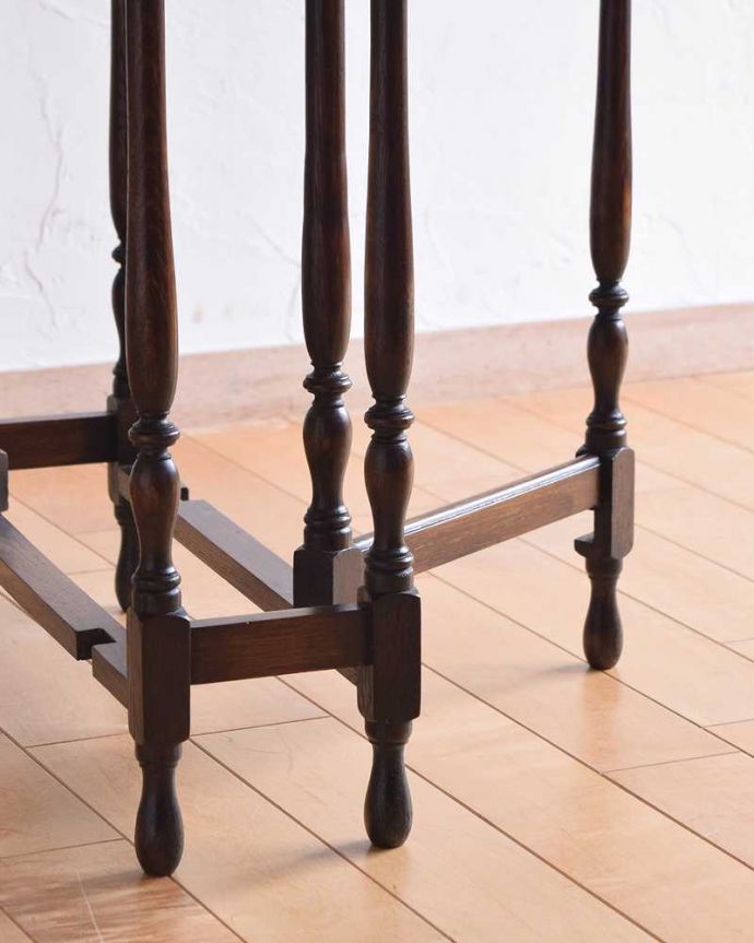 アンティークのテーブル　アンティーク家具　華奢な脚が美しいアンティークゲートレッグテーブル。持ち上げなくても移動できます！Handleのアンティークは、脚の裏にフェルトキーパーをお付けしていますので、持ち上げなくても床を滑らせて移動させることが出来ます。(q-1204-f)