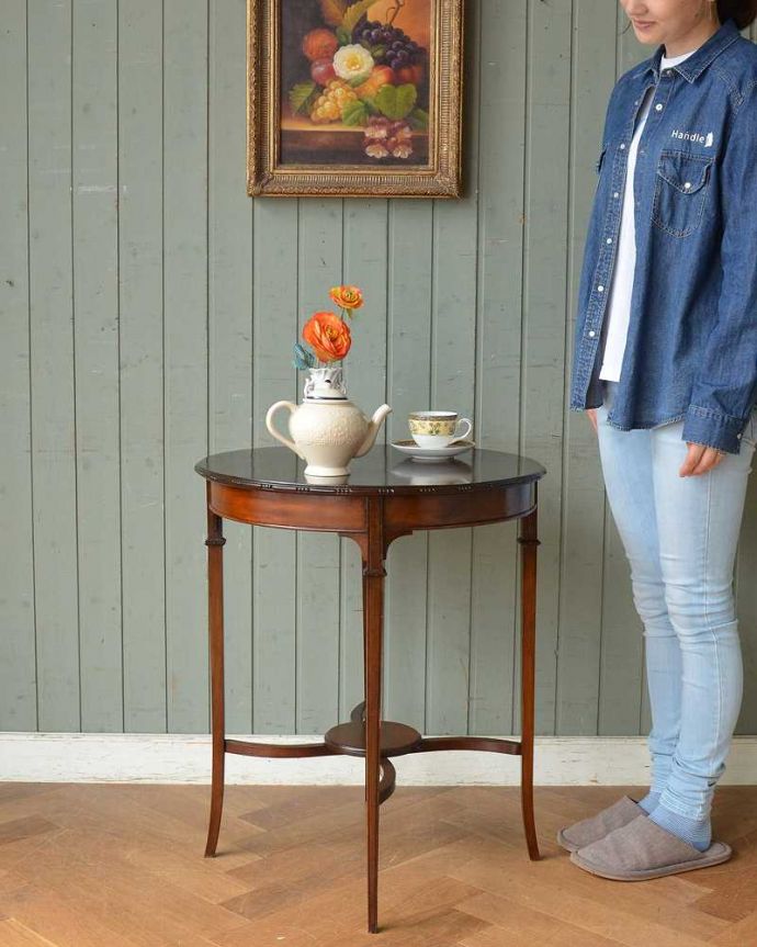アンティークのテーブル　アンティーク家具　高級感があるアンティーク英国家具、棚が付いたオケージョナルテーブル 。どんな場所でも便利に使える小さなテーブルそもそも「便利に使える」と言う名前のオケージョナルテーブル。(q-1208-f)