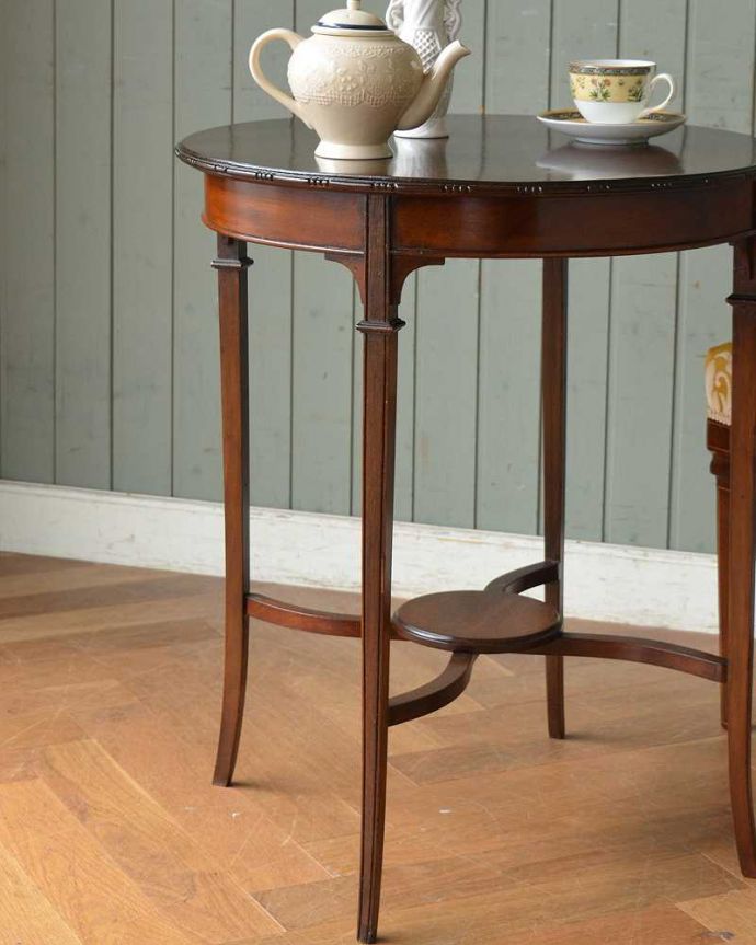 アンティークのテーブル　アンティーク家具　高級感があるアンティーク英国家具、棚が付いたオケージョナルテーブル 。細くてしなやかな･･･品格ある立ち姿上品でまるで貴婦人のような立ち姿。(q-1208-f)