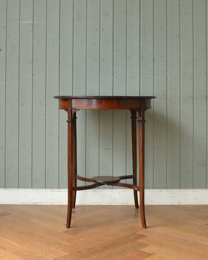アンティークのテーブル　アンティーク家具　高級感があるアンティーク英国家具、棚が付いたオケージョナルテーブル 。クルッと回転。(q-1208-f)