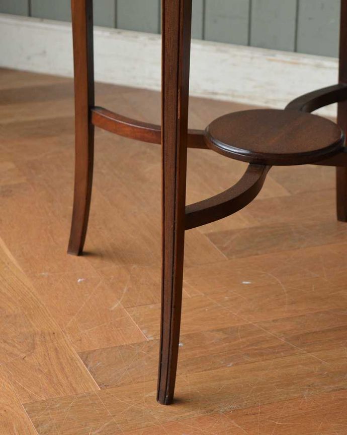 アンティークのテーブル　アンティーク家具　高級感があるアンティーク英国家具、棚が付いたオケージョナルテーブル 。持ち上げなくても移動できます！Handleのアンティークは、脚の裏にフェルトキーパーをお付けしていますので、床を滑らせてれば移動が簡単です。(q-1208-f)