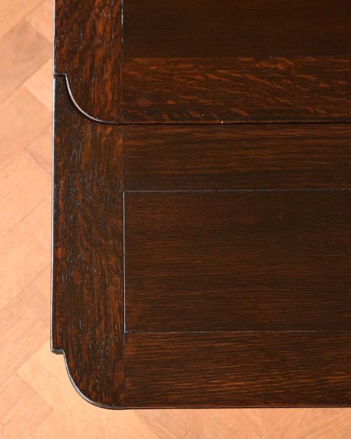 アンティークのテーブル　アンティーク家具　イギリスのアンティーク家具、バルボスレッグが素敵なドローリーフテーブル（ダイニングテーブル）。近づいて見てみると、天板はこんな感じです。(q-1210-f)