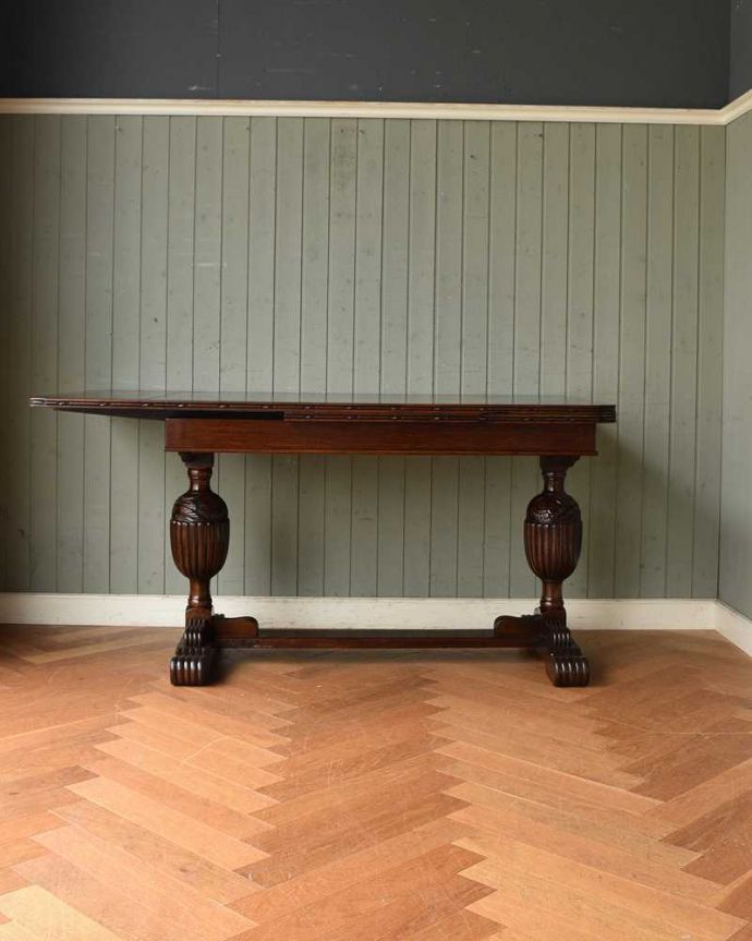 アンティークのテーブル　アンティーク家具　イギリスのアンティーク家具、バルボスレッグが素敵なドローリーフテーブル（ダイニングテーブル）。片方だけ開いてもOK片方のリーフだけを開くとこんな感じ。(q-1210-f)
