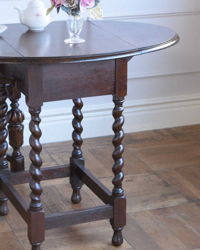 アンティークのテーブル　アンティーク家具　サイズを自由に変えて使える便利なアンティーク家具、ツイスト脚のドロップリーフテーブル（伸張式テーブル）。やっぱり目立っちゃう女性らしいツイスト脚ツイスト脚のテーブルはアンティークのデザインの定番中の定番。(q-1212-f)