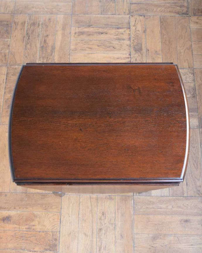 アンティークのテーブル　アンティーク家具　サイズを自由に変えて使える便利なアンティーク家具、ツイスト脚のドロップリーフテーブル（伸張式テーブル）。畳むとこんなにスリムなサイズリーフを閉じた状態のテーブルを上から見るとこんな感じ。(q-1212-f)