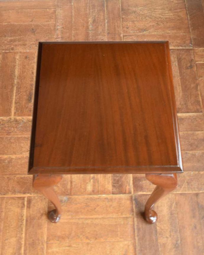 アンティークのテーブル　アンティーク家具　シンプルなデザインのアンティーク家具、木目が美しいマホガニー材のサイドテーブル。専門の職人がキレイに修復しました。(q-1213-f)