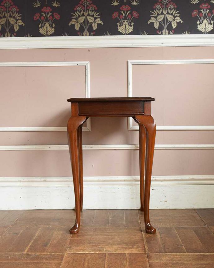 アンティークのテーブル　アンティーク家具　シンプルなデザインのアンティーク家具、木目が美しいマホガニー材のサイドテーブル。横から見ると･･･スッキリと伸びた美しい脚。(q-1213-f)