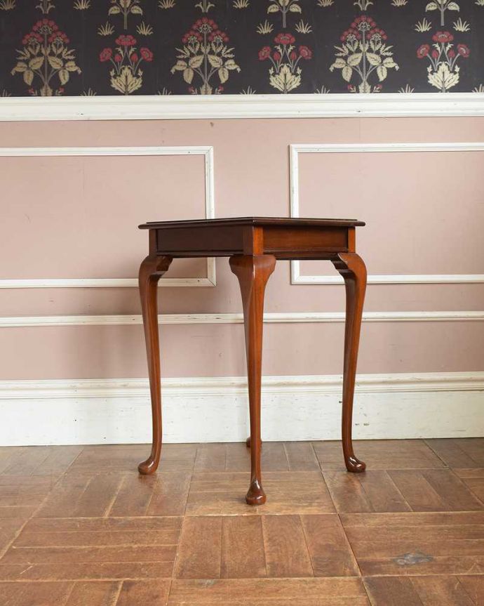 アンティークのテーブル　アンティーク家具　シンプルなデザインのアンティーク家具、木目が美しいマホガニー材のサイドテーブル。さらにクルッと回転角度によって見え方が違うのも面白いところ。(q-1213-f)