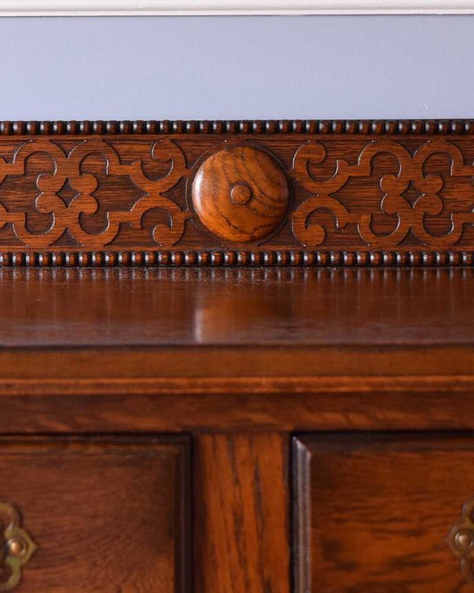 サイドボード　アンティーク家具　英国のカッコイイアンティーク家具、オーク材の木製サイドボード。細かいところまで繊細な装飾が施されています。(q-1215-f)