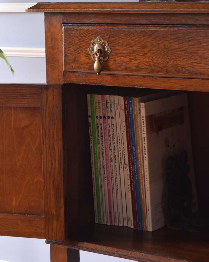 サイドボード　アンティーク家具　英国のカッコイイアンティーク家具、オーク材の木製サイドボード。雑誌まで収納できる高さ！本や雑誌もたっぷり収納出来ます。(q-1215-f)