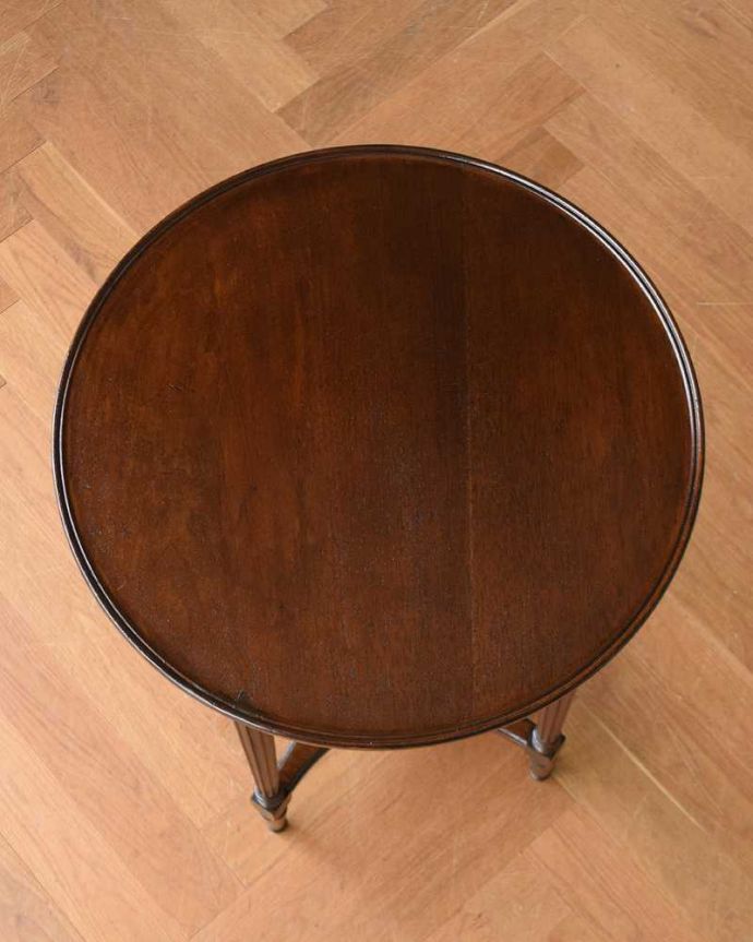 アンティークのテーブル　アンティーク家具　どこに置いてもオシャレにキマるアンティーク家具、マホガニー材のオケージョナルテーブル。いろいろ便利に使えます。(q-1216-f)