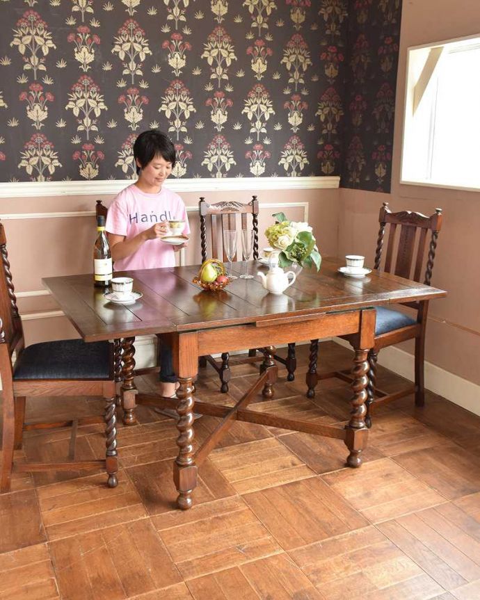 アンティークのテーブル　アンティーク家具　ツイストが美しい英国アンティーク、伸張式の便利なドローリーフテーブル。3通りの大きさで使える便利なテーブルドローリーフと言う天板を引っ張り出せばあっという間に大きく使えるドローリーフテーブル。(q-1217-f)