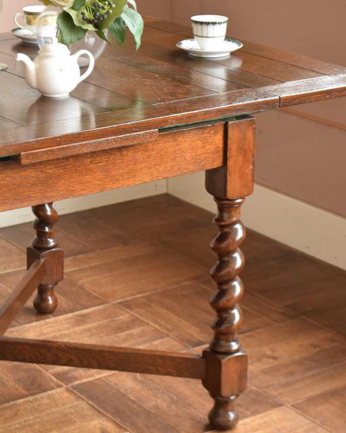 アンティークのテーブル　アンティーク家具　ツイストが美しい英国アンティーク、伸張式の便利なドローリーフテーブル。やっぱり目立っちゃう女性らしいツイスト脚ツイスト脚のテーブルはアンティークのデザインの定番中の定番。(q-1217-f)