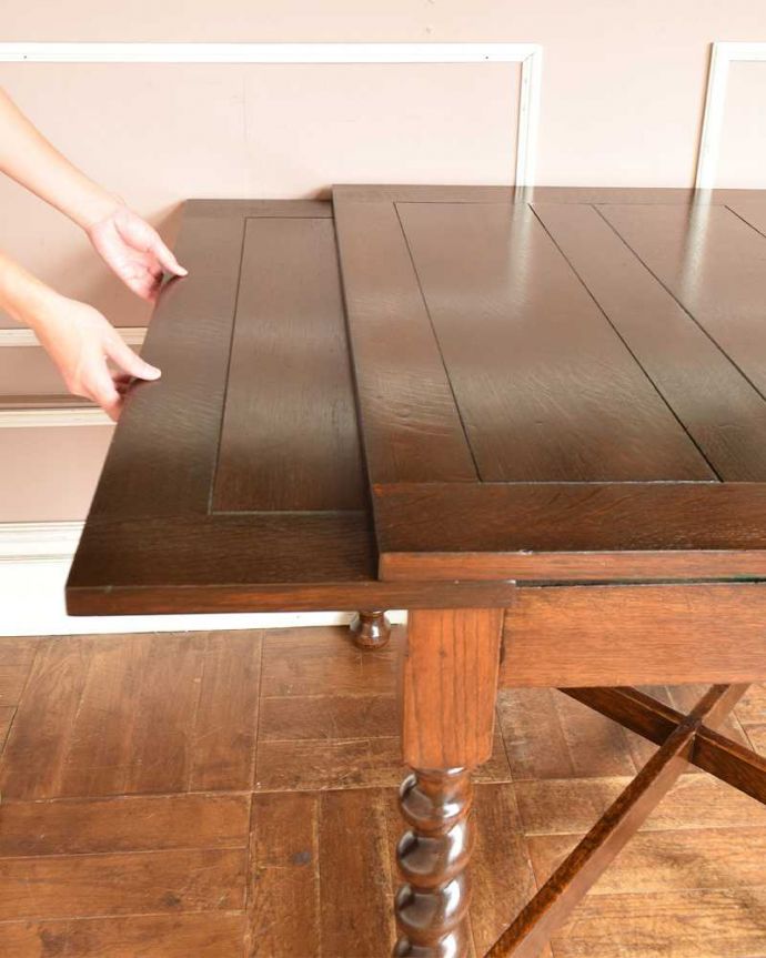 アンティークのテーブル　アンティーク家具　ツイストが美しい英国アンティーク、伸張式の便利なドローリーフテーブル。誰でもカンタン！引っ張るだけでOK。(q-1217-f)