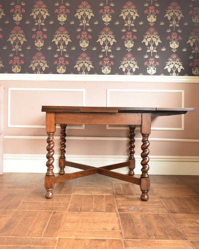 アンティークのテーブル　アンティーク家具　ツイストが美しい英国アンティーク、伸張式の便利なドローリーフテーブル。片方だけ開いてもOK片方のリーフだけを開くとこんな感じ。(q-1217-f)