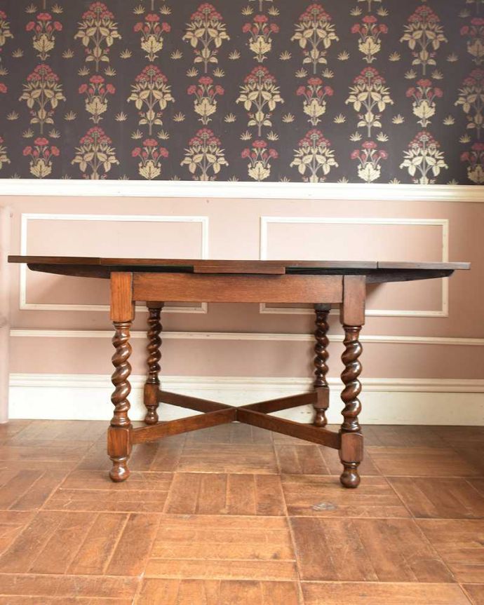アンティークのテーブル　アンティーク家具　ツイストが美しい英国アンティーク、伸張式の便利なドローリーフテーブル。両方開くと大きなサイズ！家族が増えた時やみんなが集まった時、両方のリーフを開けば大きなサイズに。(q-1217-f)