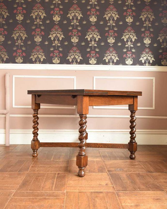 アンティークのテーブル　アンティーク家具　ツイストが美しい英国アンティーク、伸張式の便利なドローリーフテーブル。こちら側から見てみると･･･アンティークは新品ではないので、もちろん経年変化によるキズはありますが、専門の職人がキレイに修復しました。(q-1217-f)