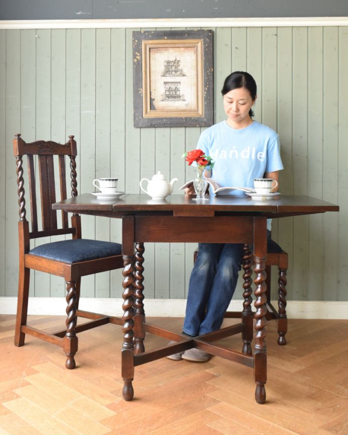 アンティークのテーブル　アンティーク家具　スリムサイズで使いやすい、アンティークのドローリーフテーブル（英国家具）。3WAYで使えるゲートレッグテーブル日本にはピッタリの機能的なテーブル。(q-1218-f)