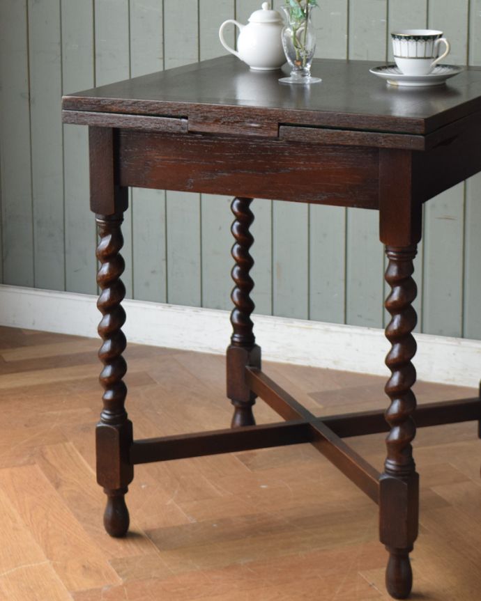 アンティークのテーブル　アンティーク家具　スリムサイズで使いやすい、アンティークのドローリーフテーブル（英国家具）。自慢はやっぱりツイスト脚英国アンティークらしいツイスト脚。(q-1218-f)