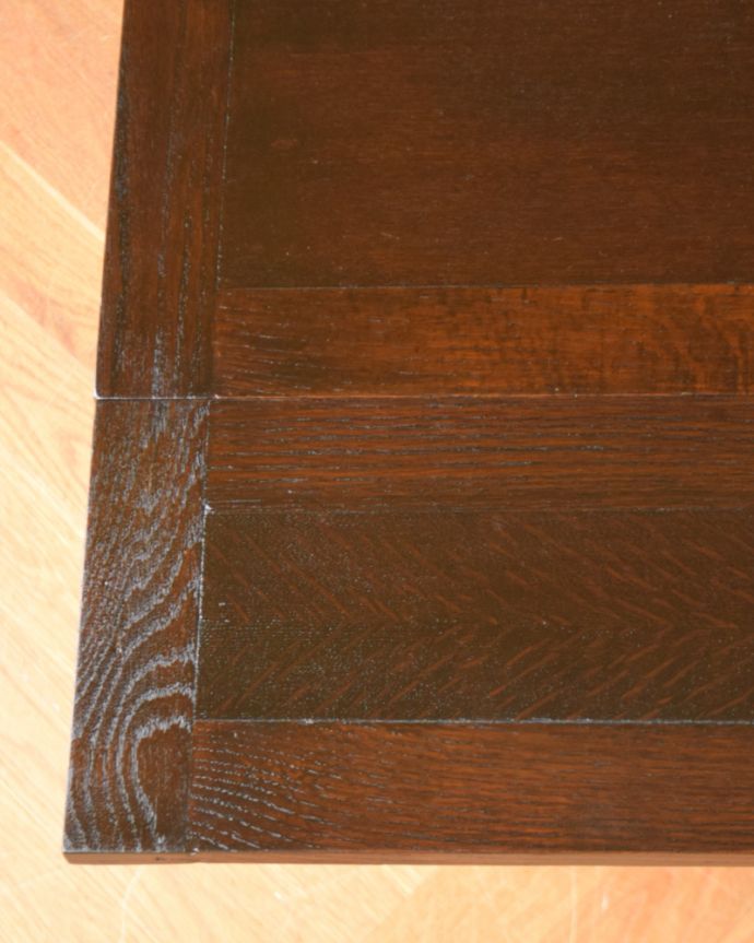 アンティークのテーブル　アンティーク家具　スリムサイズで使いやすい、アンティークのドローリーフテーブル（英国家具）。近づいて見てみると･･･時間も手間暇も掛けて職人さんがお直ししただけに天板は木目も美しく見えピッカピカ。(q-1218-f)