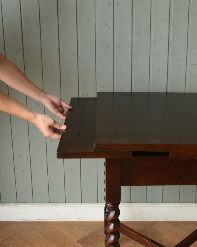 アンティークのテーブル　アンティーク家具　スリムサイズで使いやすい、アンティークのドローリーフテーブル（英国家具）。あっという間にサイズが変えれます。(q-1218-f)