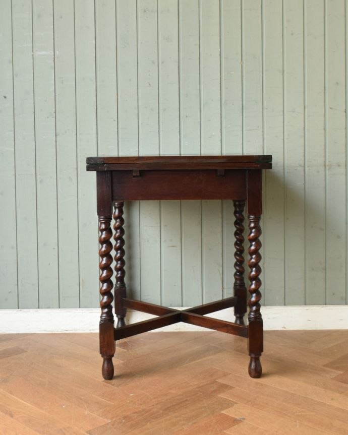 アンティークのテーブル　アンティーク家具　スリムサイズで使いやすい、アンティークのドローリーフテーブル（英国家具）。こちら側も、もちろんキレイです。(q-1218-f)