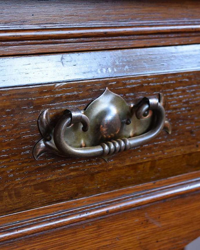 アンティークのテーブル　アンティーク家具　玄関で使える英国のアンティーク家具、引出し付きのホールテーブル。開ける度にワクワクしちゃう取っ手取っ手もアンティークらしいデザインで素敵なんです。(q-1223-f)