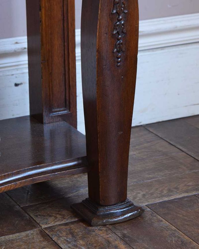 アンティークのテーブル　アンティーク家具　玄関で使える英国のアンティーク家具、引出し付きのホールテーブル。移動もラクラクですHandleのアンティークは、脚の裏にフェルトキーパーをお付けしています。(q-1223-f)