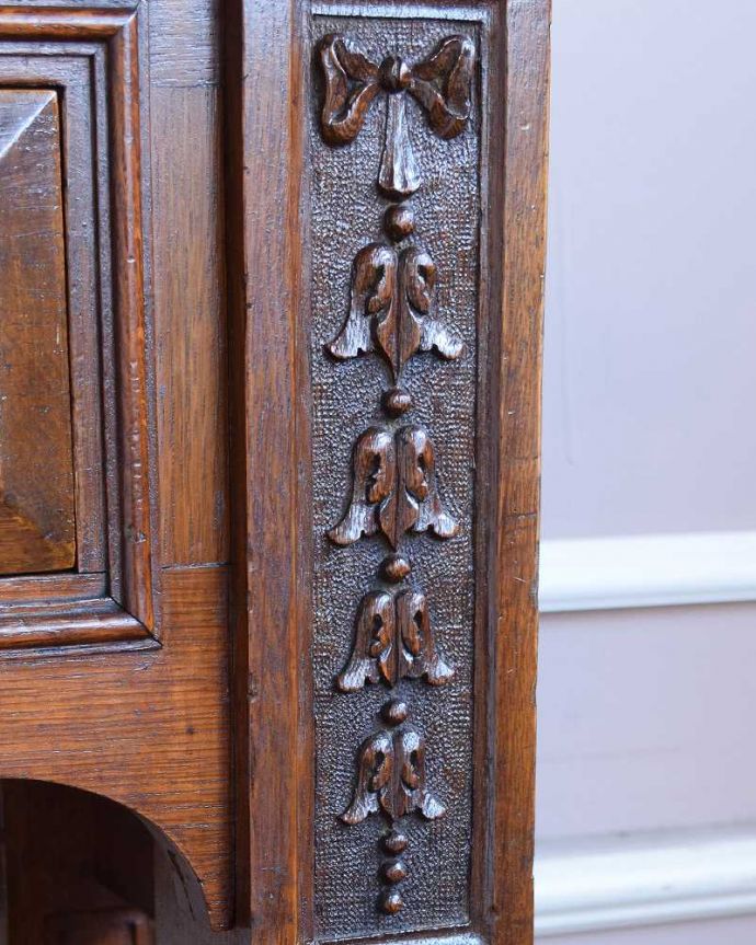 アンティークのテーブル　アンティーク家具　玄関で使える英国のアンティーク家具、引出し付きのホールテーブル。アンティークらしい彫の美しさうっとりしちゃうくらい細かい彫。(q-1223-f)