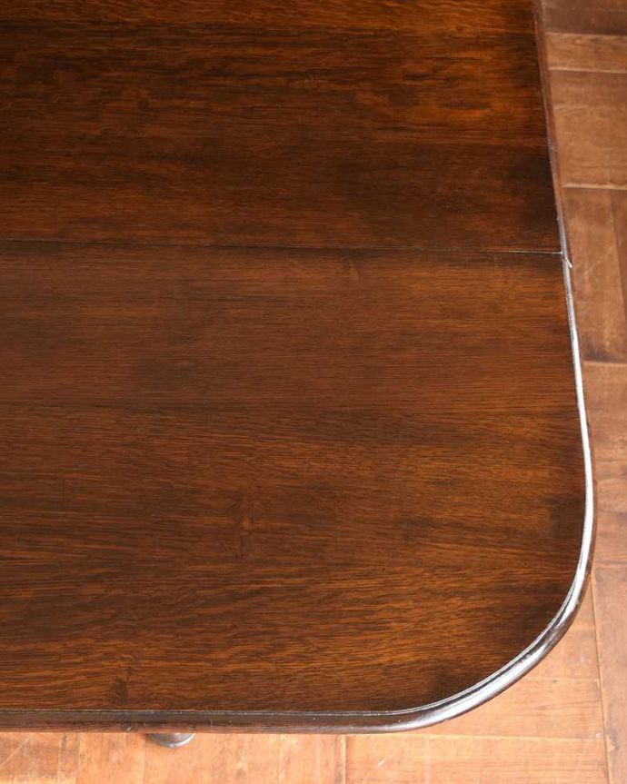 アンティークのテーブル　アンティーク家具　英国のスタイルのアンティーク家具、ゲートレッグテーブル（伸張式テーブル）。近づいて見てみると･･･時間と手間暇を掛けて職人が丁寧にお直しした天板は、木目も美しく見えます。(q-1225-f)
