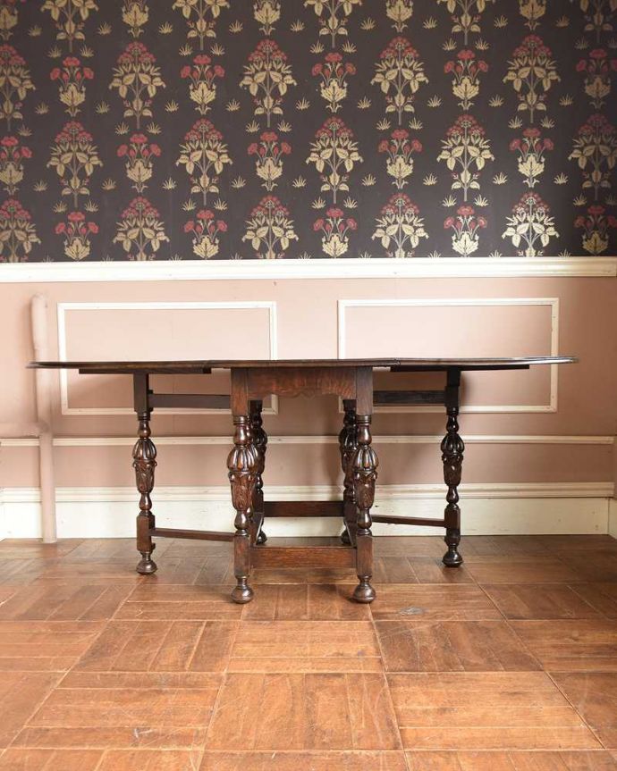 アンティークのテーブル　アンティーク家具　英国のスタイルのアンティーク家具、ゲートレッグテーブル（伸張式テーブル）。両方開けば大きなサイズゲートレッグテーブルはゲートが開くように作られた脚のデザインも印象的。(q-1225-f)