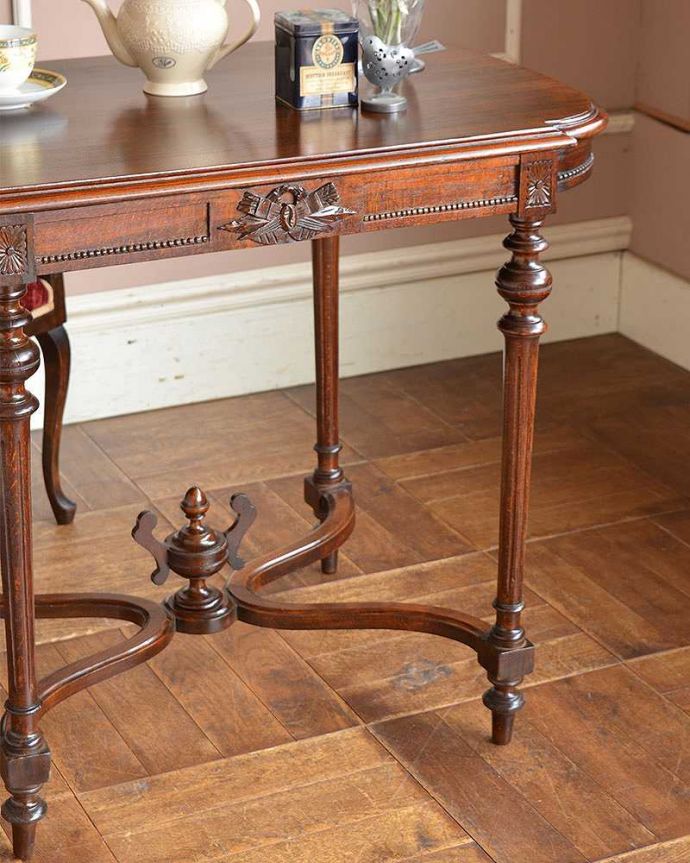 アンティークのテーブル　アンティーク家具　美しい装飾がたっぷり入ったアンティーク家具、玄関で使えるホールテーブル。上品で優雅なアンティーク凛とした雰囲気が漂うアンティークらしい立ち姿のテーブル。(q-1229-f)