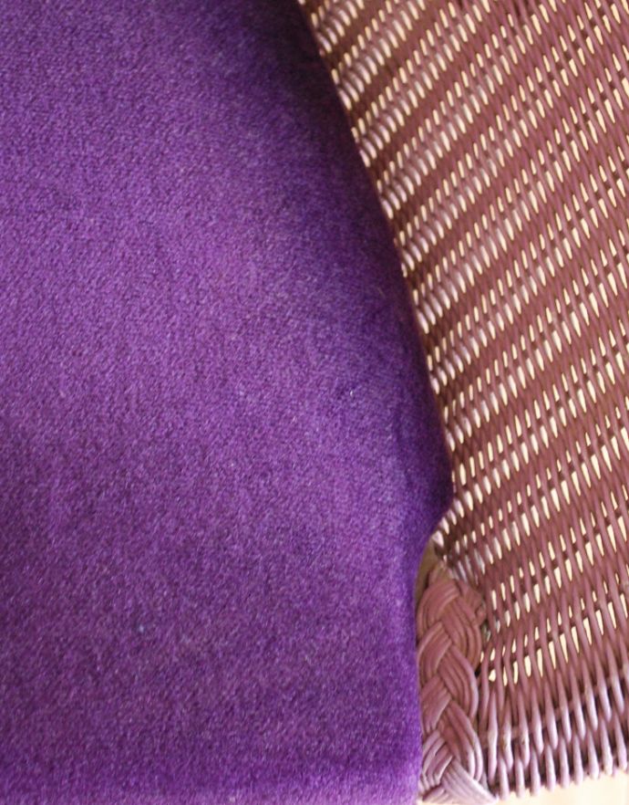 ロイドルーム　アンティーク チェア　紫色のアンティークチェア、ソファのような掛け心地のロイドルームチェア。座面に張ったビビットなカラーの生地。(q-123-c-1)