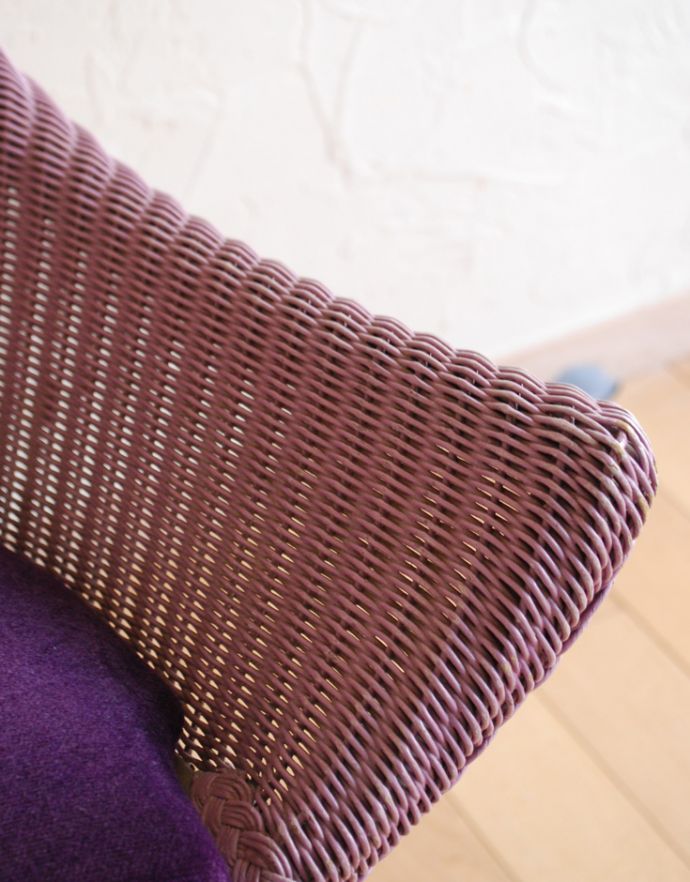 ロイドルーム　アンティーク チェア　紫色のアンティークチェア、ソファのような掛け心地のロイドルームチェア。籐と違って、ささくれやきしみがないのが魅力です。(q-123-c-1)