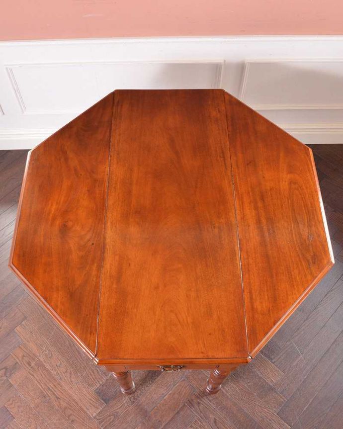 アンティークのテーブル　アンティーク家具　マホガニー材の美しいアンティーク家具、自由に大きさを変えられる伸長式のドロップリーフテーブル(バラフライテーブル)。天板の修復には自信があります。(q-1230-f)