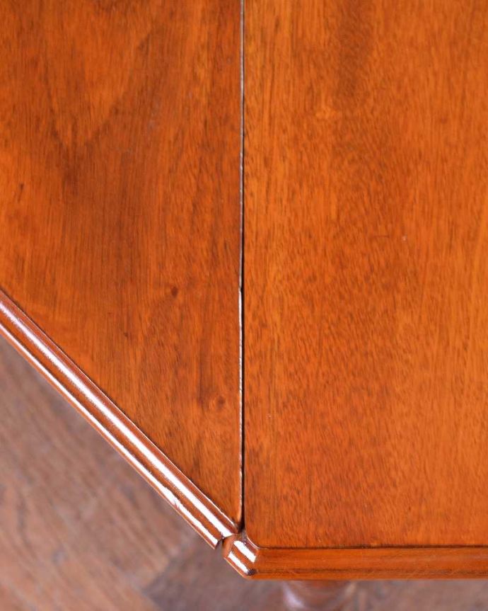 アンティークのテーブル　アンティーク家具　マホガニー材の美しいアンティーク家具、自由に大きさを変えられる伸長式のドロップリーフテーブル(バラフライテーブル)。近づいて見てみると･･･時間と手間暇を掛けて職人が丁寧にお直しした天板は、木目も美しく見えます。(q-1230-f)