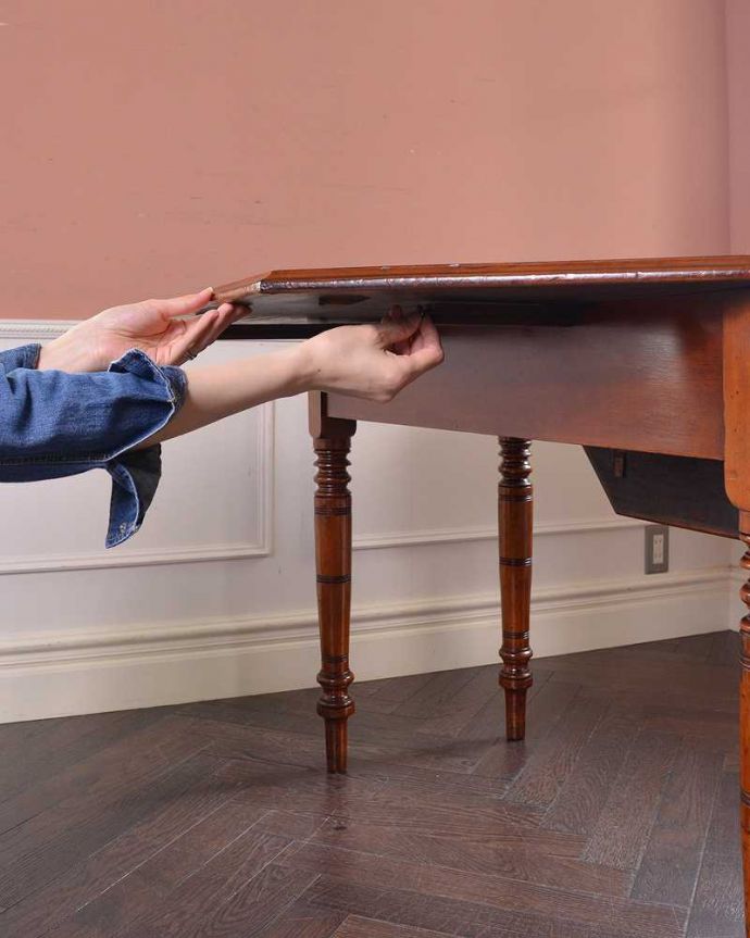 アンティークのテーブル　アンティーク家具　マホガニー材の美しいアンティーク家具、自由に大きさを変えられる伸長式のドロップリーフテーブル(バラフライテーブル)。あっという間にサイズが変えれます。(q-1230-f)