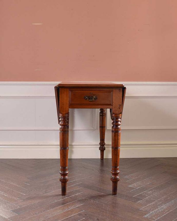 アンティークのテーブル　アンティーク家具　マホガニー材の美しいアンティーク家具、自由に大きさを変えられる伸長式のドロップリーフテーブル(バラフライテーブル)。横から見てみると･･･テーブルを横から見るとこんな感じ。(q-1230-f)