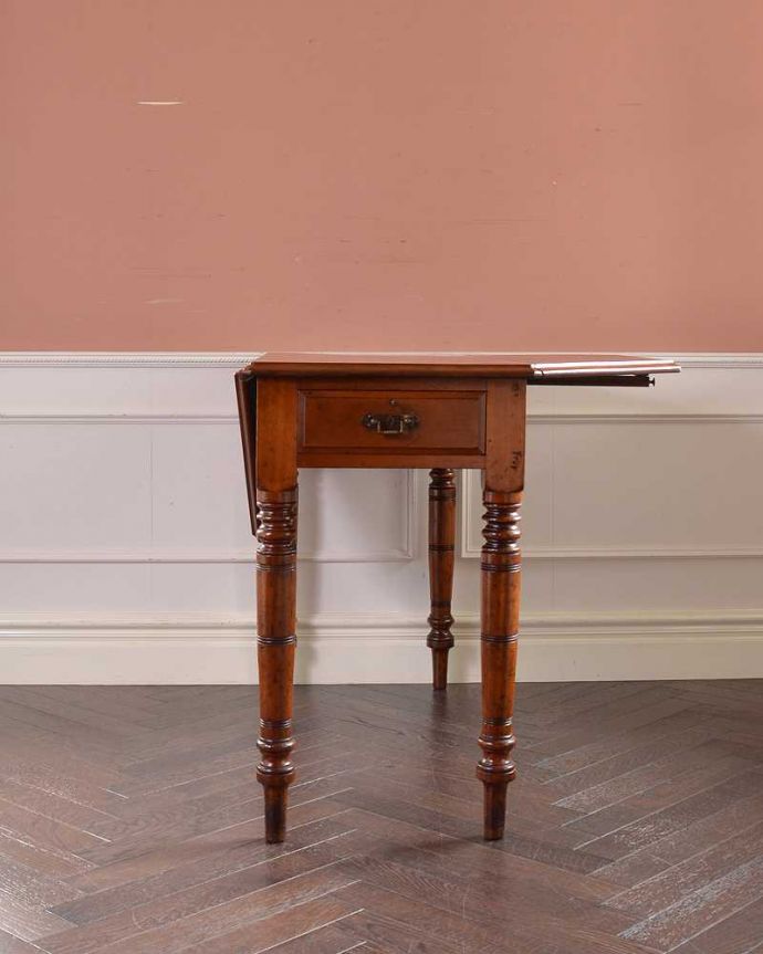 アンティークのテーブル　アンティーク家具　マホガニー材の美しいアンティーク家具、自由に大きさを変えられる伸長式のドロップリーフテーブル(バラフライテーブル)。片方だけ開いても･･･片方の羽を開くとこんな感じです。(q-1230-f)