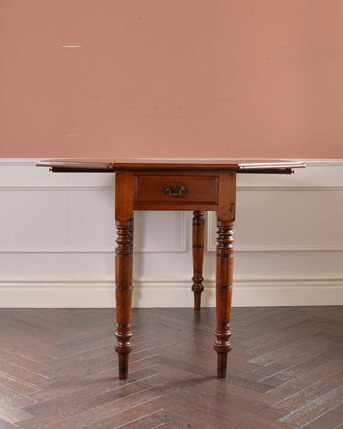 アンティークのテーブル　アンティーク家具　マホガニー材の美しいアンティーク家具、自由に大きさを変えられる伸長式のドロップリーフテーブル(バラフライテーブル)。両方開いたらこんな感じ開いても閉じても、自由に使える便利さが魅力です。(q-1230-f)