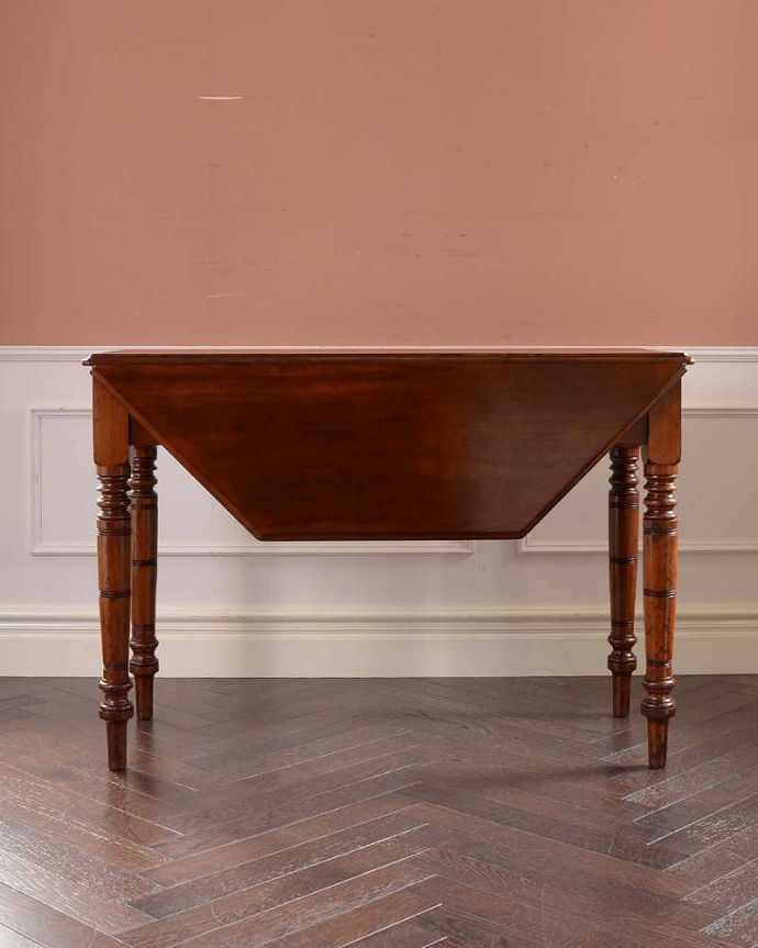 アンティークのテーブル　アンティーク家具　マホガニー材の美しいアンティーク家具、自由に大きさを変えられる伸長式のドロップリーフテーブル(バラフライテーブル)。クルッと回転。(q-1230-f)