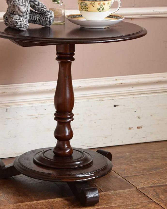 アンティークのテーブル　アンティーク家具　一本脚がお洒落なアンティークの英国コーヒーテーブル。小さくてもアンティークの気品タップリ。(q-1231-f)