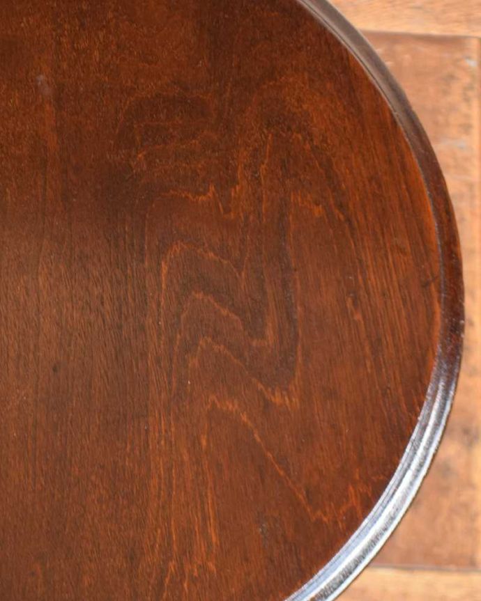 アンティークのテーブル　アンティーク家具　一本脚がお洒落なアンティークの英国コーヒーテーブル。近づいて見てみると･･･天板の周りもアンティークらしく美しいデザイン。(q-1231-f)